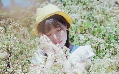 床上的花园生活高清完整版